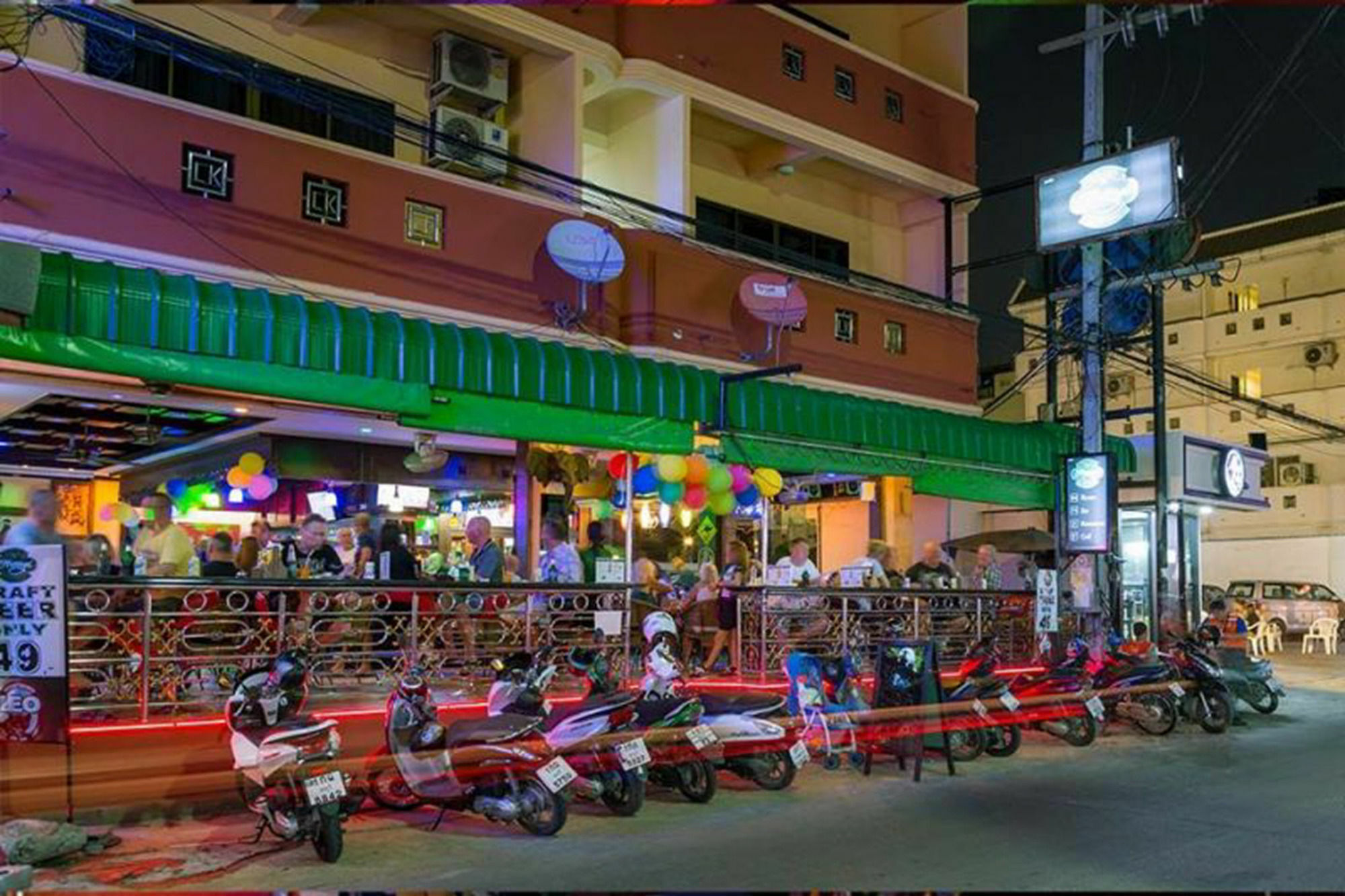 Harrys Hotel Bar & Restaurant Pattaya Esterno foto